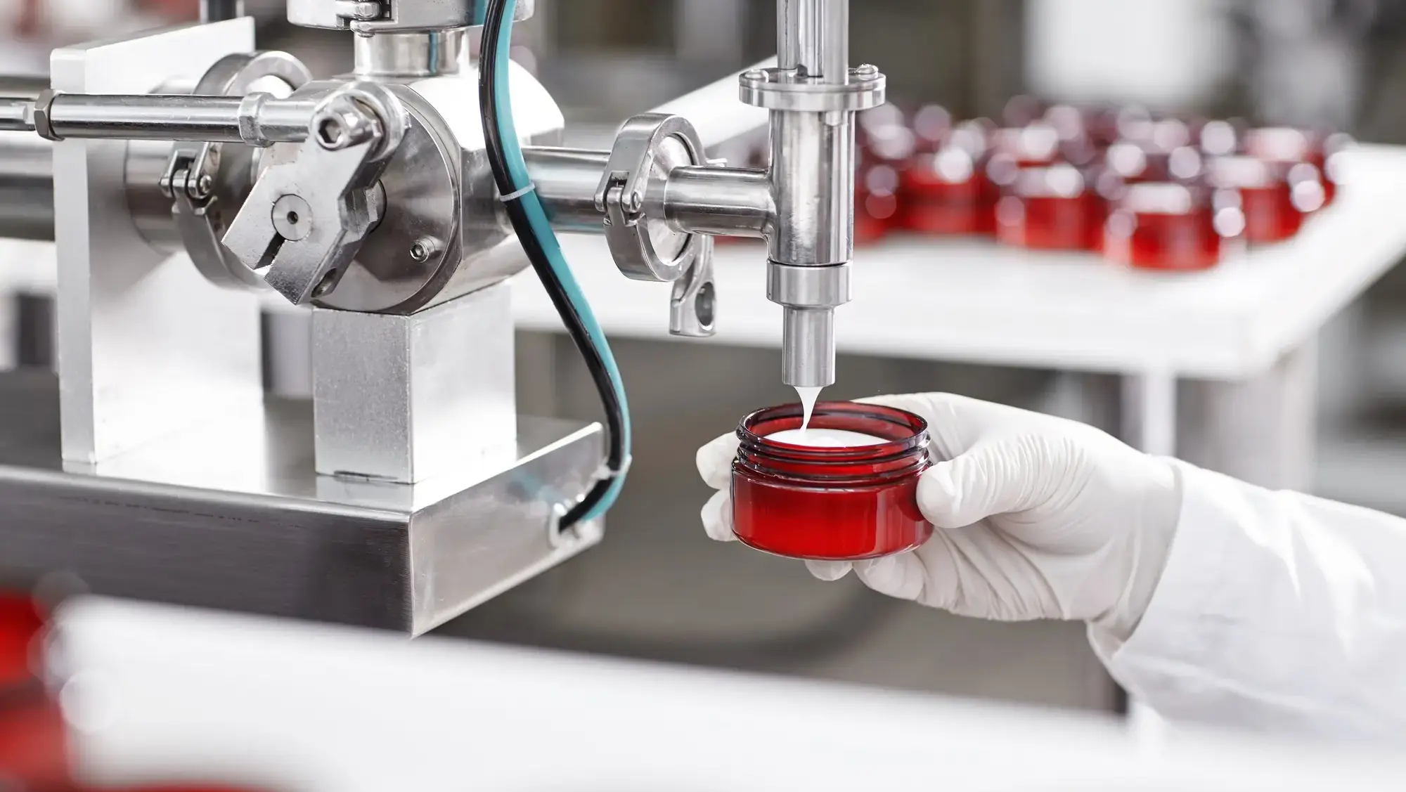 Laboratorium – proces tworzenia i badania dermokosmetyków do skóry wrażliwej.