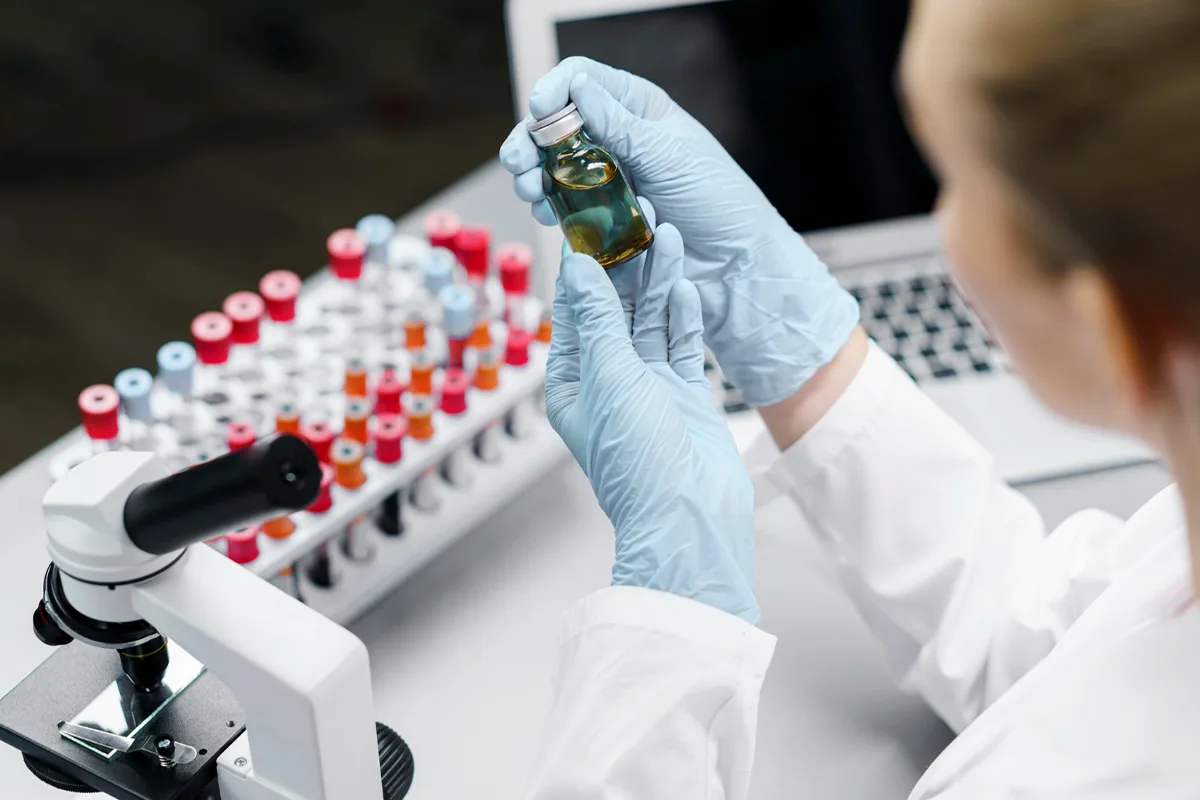 Analiza koncentracji i składu koloidu przez pracownika ACC Chemicals